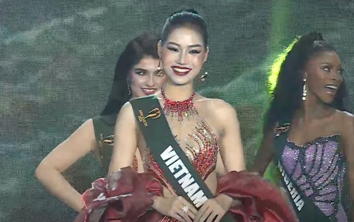Đại diện Việt Nam trượt top 20 Miss Earth 2024 sau cú vấp váy, suýt té ngã