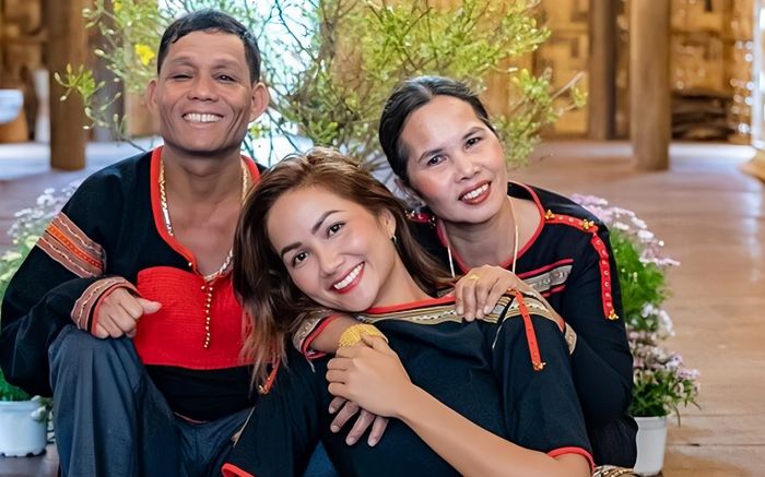 Hơn thập kỷ làm nghề, vì sao H'Hen Niê bây giờ mới mua nhà?