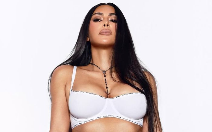 Người mẫu khoe trọn cơ bụng sáu múi