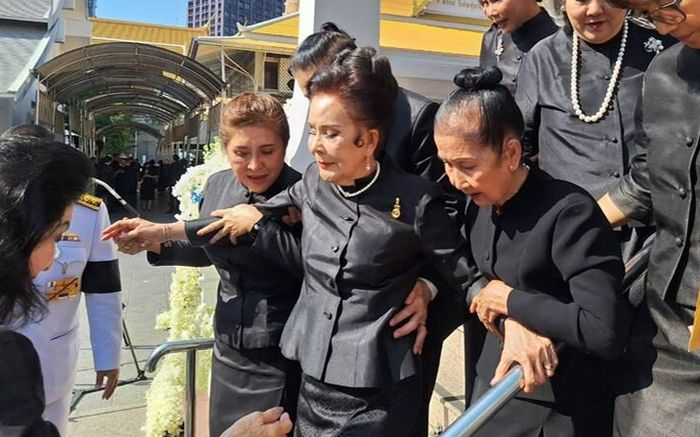 Lễ hỏa táng nam danh ca nổi tiếng, người vợ gục ngã tiễn chồng về nơi an nghỉ