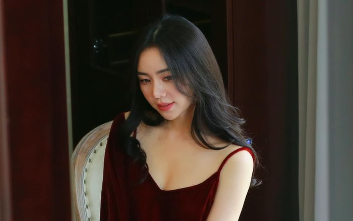 Quỳnh Kool khoe lưng trần gợi cảm bên trong cơ ngơi tiền tỷ