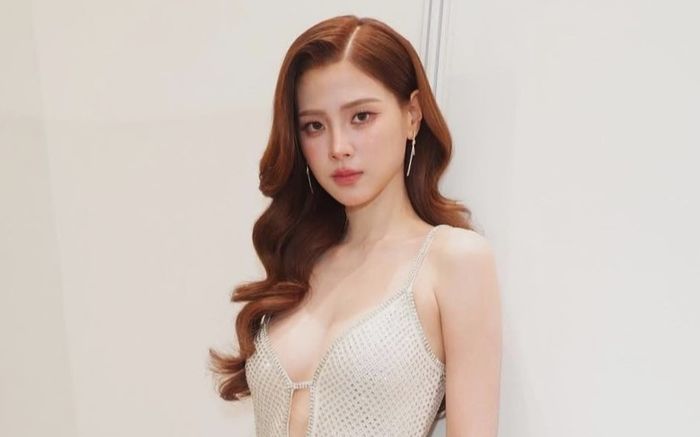 Baifern Pimchanok khoe gò bồng đảo đẹp phồn thực trong bộ váy khoét sâu