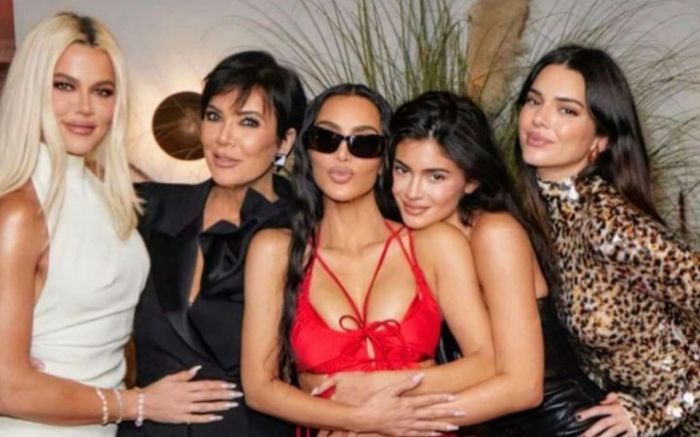 Đế chế nhà Kim Kardashian gặp khó vì trào lưu làm đẹp 'đổi chiều'