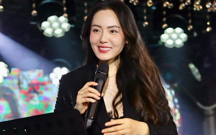 Phản ứng của Phương Linh khi khán giả đưa ảnh siêu âm nhờ ký tặng