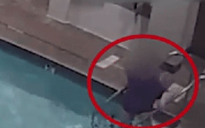 Thư giãn trong bể khoáng, người đàn ông la hét thất thanh, nhân viên kiểm tra phát hiện điều kinh hoàng