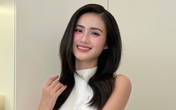 'Đỏ mắt' soi đồ hiệu của Hoa hậu Ý Nhi