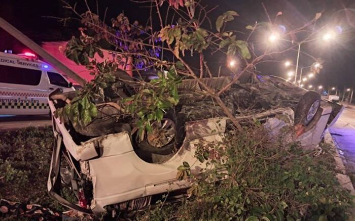 Xe chở công nhân nổ lốp lật ngửa trên đường cao tốc, 14 người bị thương