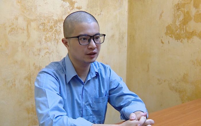 Hình ảnh Mr.Pips tại Cơ quan điều tra: Cạo trọc đầu, ngồi khúm núm