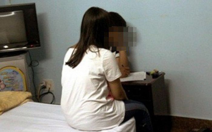 Để lộ đoạn chat với nam sinh trên máy chiếu, cô giáo bị đuổi việc: Nội dung tin nhắn là gì?