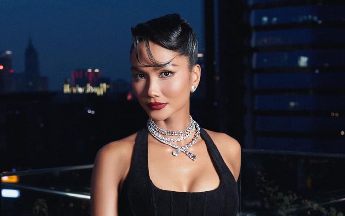 Bạn trai công khai 'đánh dấu chủ quyền' với H'Hen Niê