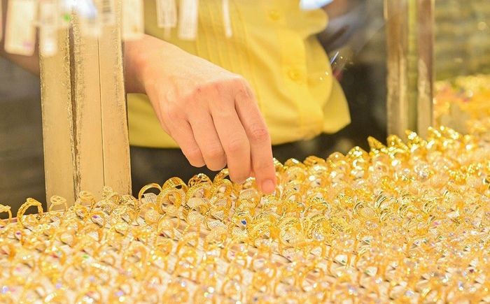 Giá vàng hôm nay (13/12): Tiếp tục tăng mạnh