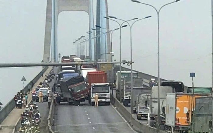 Tông xe liên hoàn trên cầu Phú Mỹ, ùn ứ kéo dài