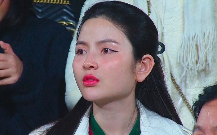 Nỗi lo của vợ Quang Hải khi ẵm con đến sân cổ vũ chồng