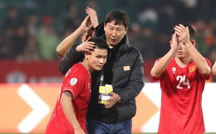 HLV Kim Sang Sik làm tốt hơn HLV Park Hang Seo?