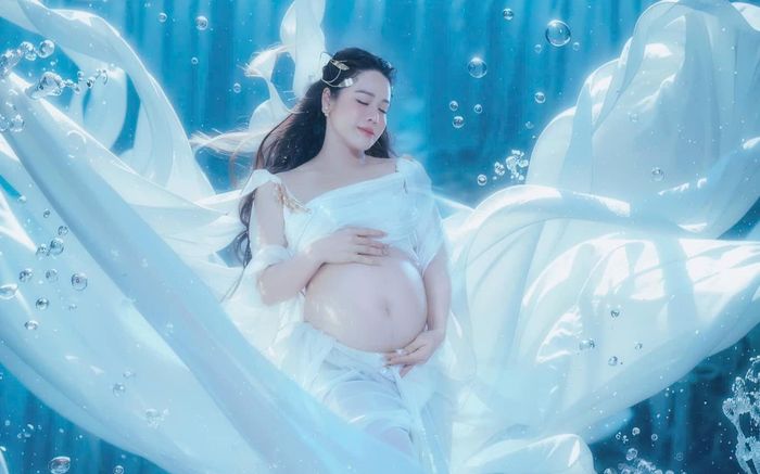 Bạn thân nhắn nhủ Nhật Kim Anh: 'Anh vui vì một lần nữa hạnh phúc đã đến với người xứng đáng'