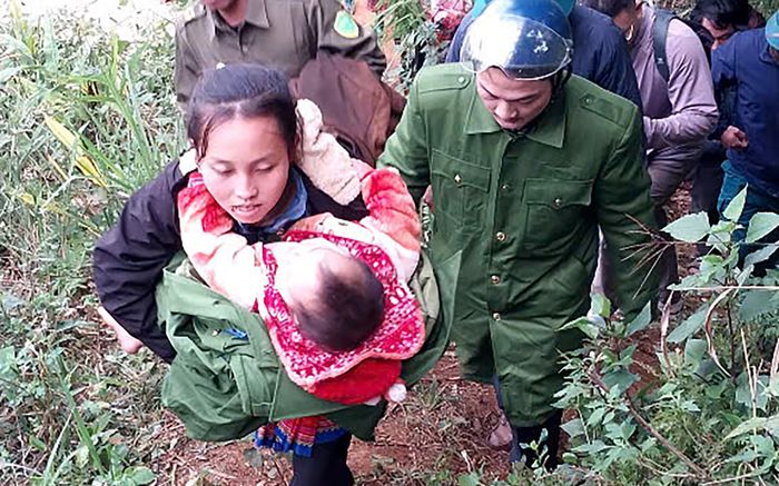 Cháu bé 2 tuổi đi lạc dưới cái rét 6 độ C, hơn 10 giờ tìm kiếm và cái kết vỡ oà