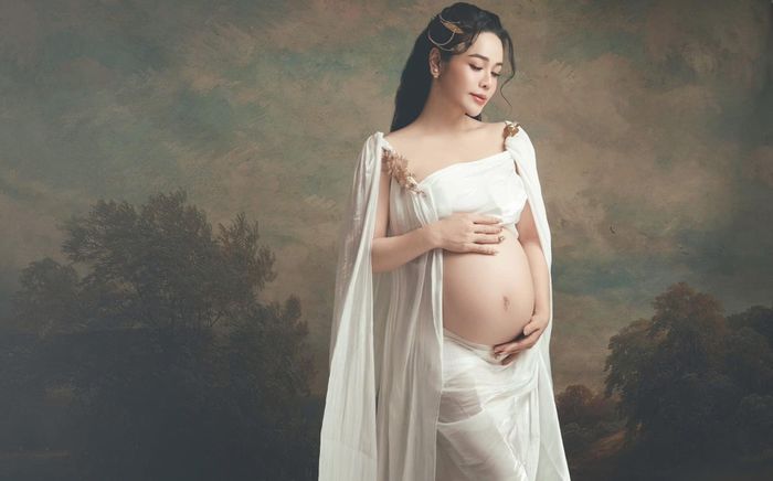 Nhật Kim Anh tung bộ ảnh bầu đẹp ngẩn ngơ