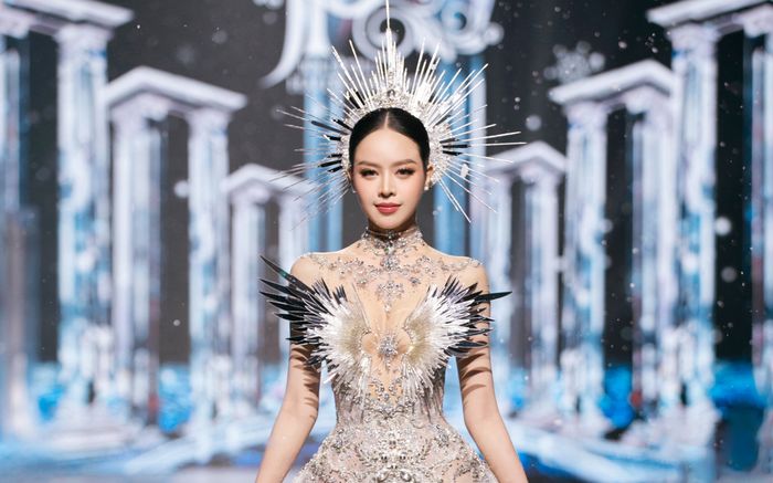 Hoa hậu Thanh Thủy ăn vận lộng lẫy trên sàn runway, thần thái ngút ngàn