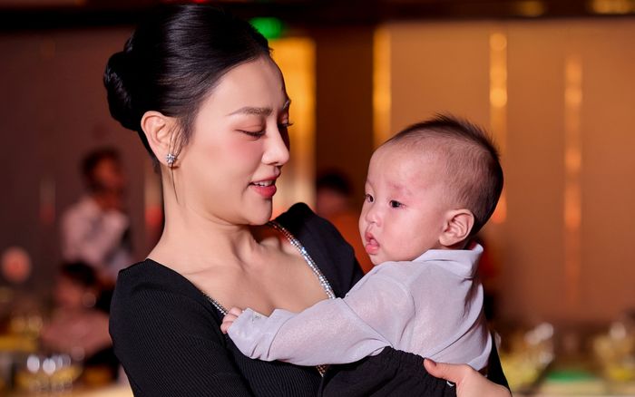 Lý do con trai Phương Oanh 'mặt khó chịu' khi được mẹ bế trên thảm đỏ