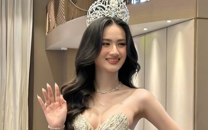 Hành động khó hiểu của Hoa hậu Ý Nhi