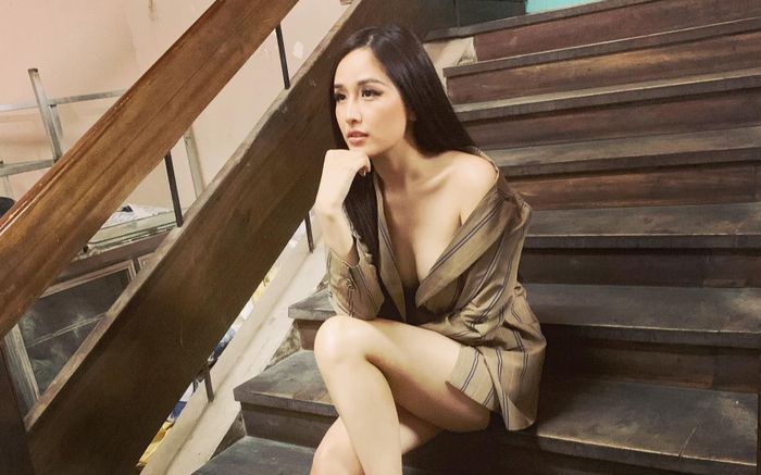 Mai Phương Thuý diện áo nửa kín nửa hở khoe gò bồng đảo lấp ló