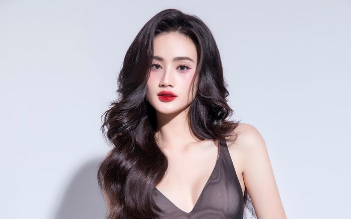 Hoa hậu Ý Nhi có bị đánh giá thấp vì nâng ngực?