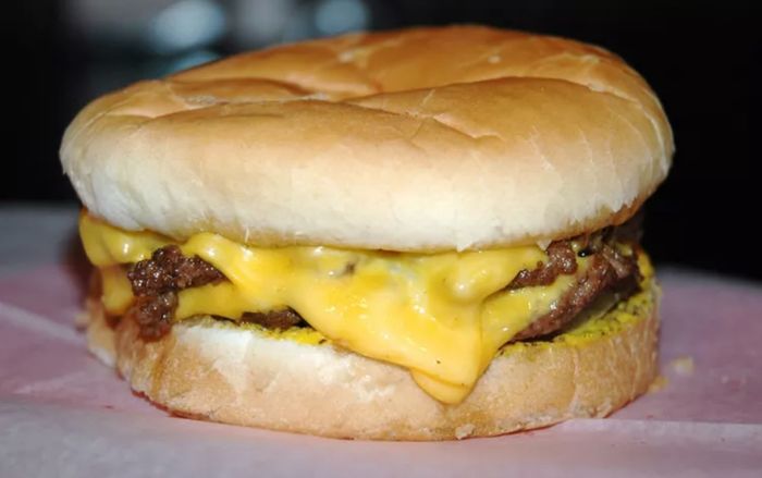 Kỳ lạ: Quán burger nổi tiếng hơn 100 năm tuổi chiên bằng mỡ không bao giờ thay mới