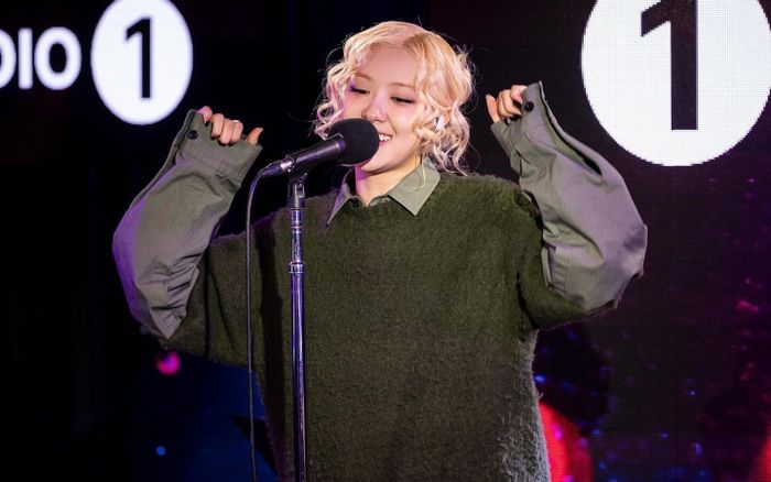 Rosé 'đánh úp' người hâm mộ