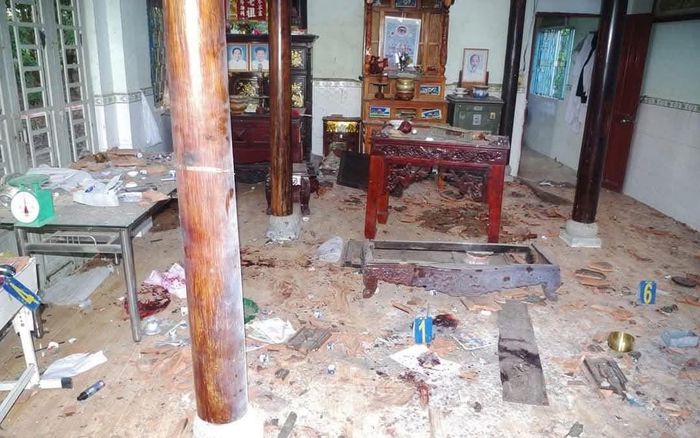 Bé trai 12 tuổi tập chế pháo, nổ sập nhà