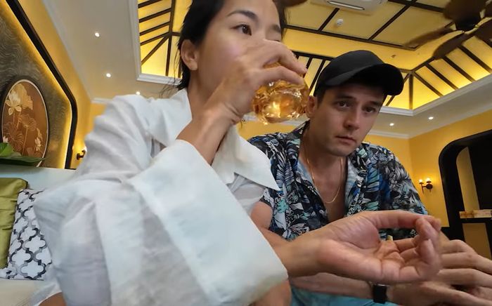 Một cặp đôi nổi tiếng showbiz cãi nhau khi du lịch Phú Quốc sau đám cưới