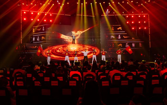 Đêm Vinh danh TikTok LIVE Fest 2024: Trọn ánh 'spotLIVE' dành cho nhà sáng tạo