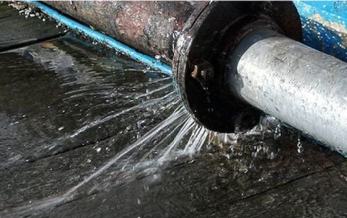 Hóa đơn nước hơn 20 triệu, người phụ nữ sửng sốt phát hiện bí mật dưới nắp cống