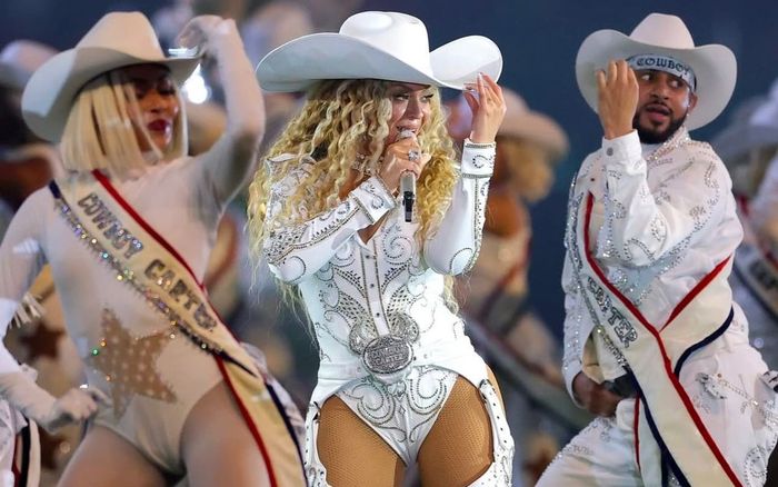 Beyoncé như nữ thần trên sân khấu Giáng sinh, con gái 12 tuổi là khách mời đặc biệt