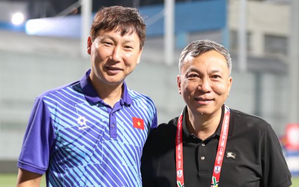 Sự khiêm tốn giúp HLV Kim Sang Sik tiếp bước HLV Park Hang Seo