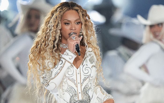 Beyoncé bị chỉ trích, mẹ ruột đanh thép lên tiếng
