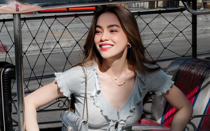 Hồ Ngọc Hà diện đồ ngắn, khoe một chi tiết lấp ló trên đất Thái Lan