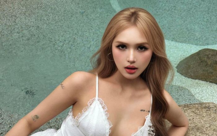 Xoài Non diện đồ trễ nải, khoe gò bồng đảo lấp ló hút ánh nhìn