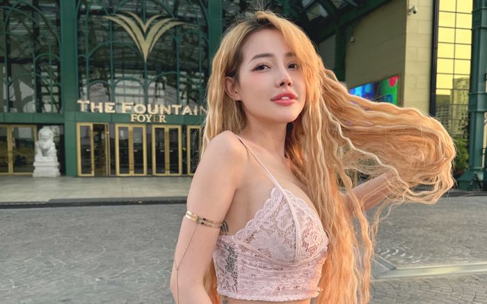 Ngân 98 mặc phản cảm