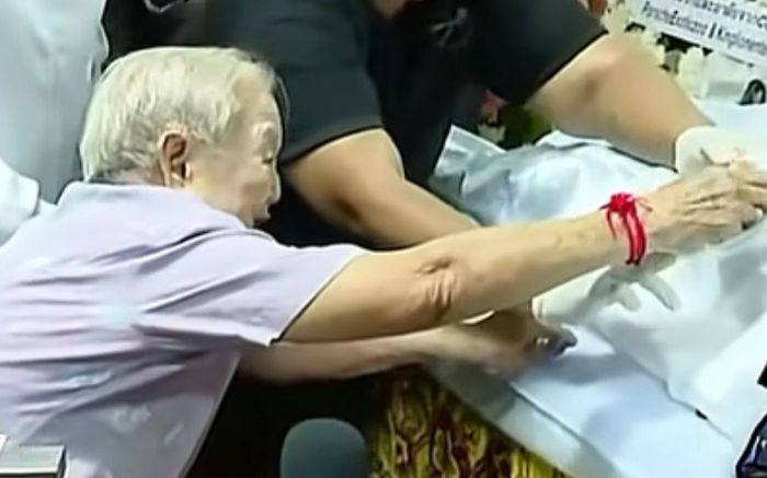 Nam ca sĩ qua đời vì ngộ độc rượu, bà ngoại ngồi xe lăn đến tiễn đưa cháu