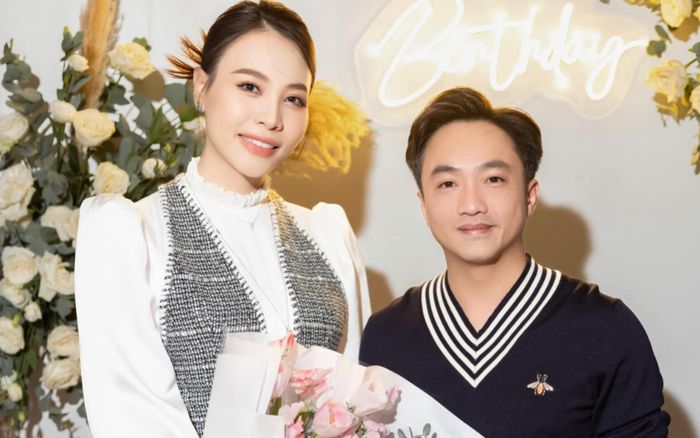 Cường Đô La khoe ảnh vui đùa bên vợ con, dân tình nhìn mãi 1 chi tiết