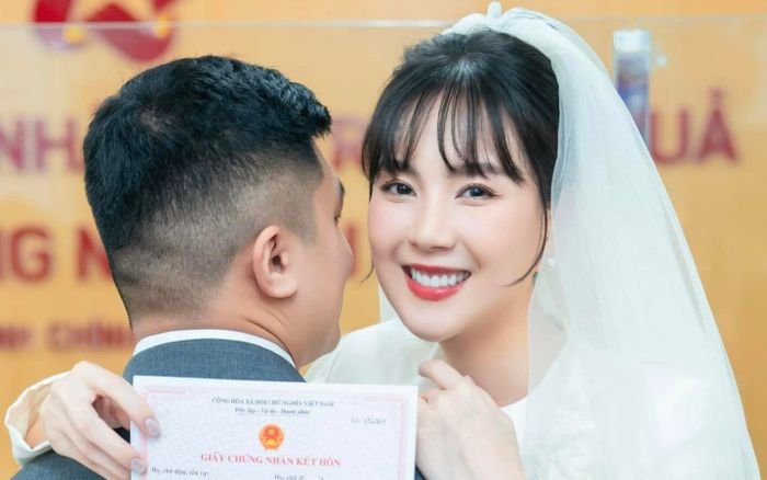 MC Mai Ngọc đăng ký kết hôn, hé lộ hình ảnh đầu tiên của chồng thiếu gia