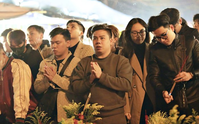 Chùm ảnh: Đúng 0h, Phủ Tây Hồ chật kín người trẻ đến cầu may ngày mùng 1 cuối cùng năm 2024