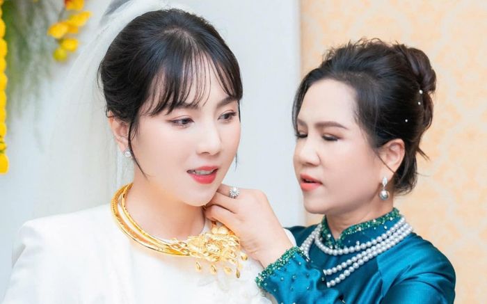 MC Mai Ngọc được mẹ chồng đeo vàng nặng trĩu cổ, nhan sắc đốn tim dân mạng