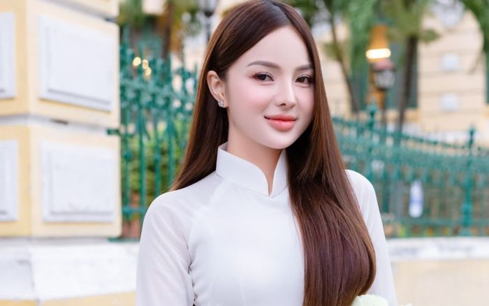 DJ Nene thướt tha trong tà áo dài Việt