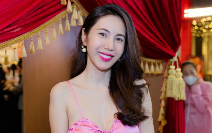 Chiếc túi đắt đỏ của Thủy Tiên