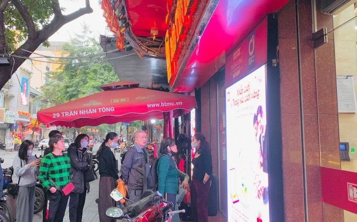 Mua vàng nhẫn chưa bao giờ khó đến thế: Khách đến cửa hàng chờ đợi rồi lại thất vọng ra về