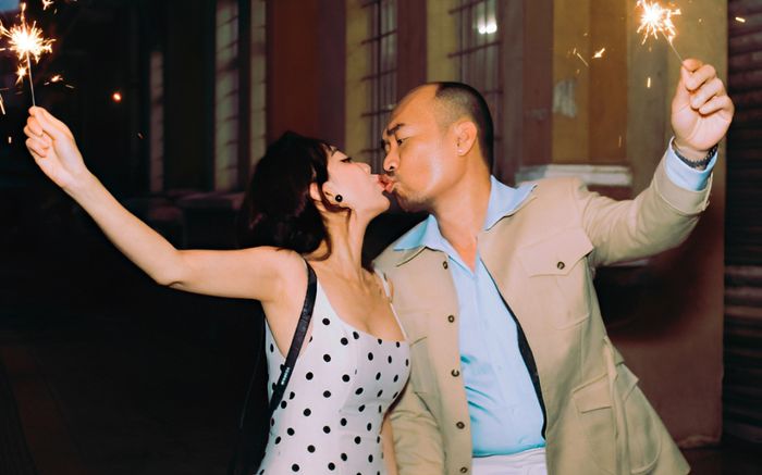 Thu Trang khoe hình thể nóng bỏng, công khai 'khóa môi' chồng yêu giữa phố