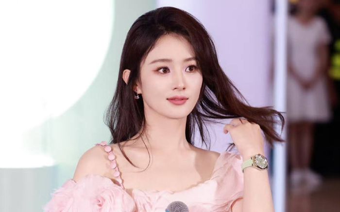 Triệu Lệ Dĩnh lộ ảnh hẹn hò với tình trẻ kém tuổi, Phùng Thiệu Phong giờ chỉ còn là quá khứ