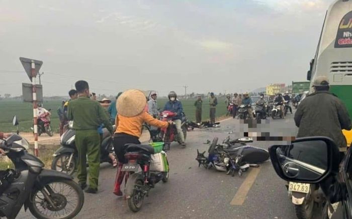 Hai nam sinh 15 tuổi lái xe vượt ẩu tông trực diện vào 1 xe máy khác gây thương vong