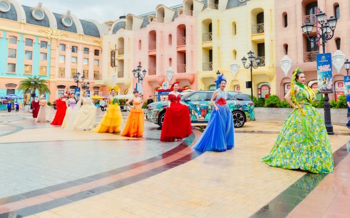 Người dân Nha Trang xuýt xoa trước màn trình diễn đa sắc màu